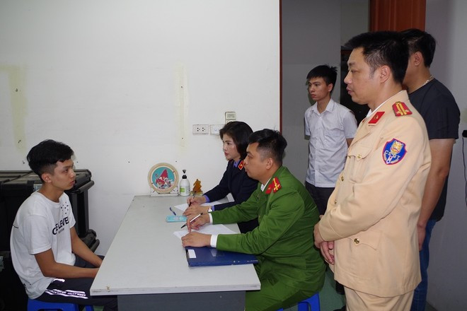 Tam giu tai xe lao o to vao luc luong CSGT dang lam nhiem vu