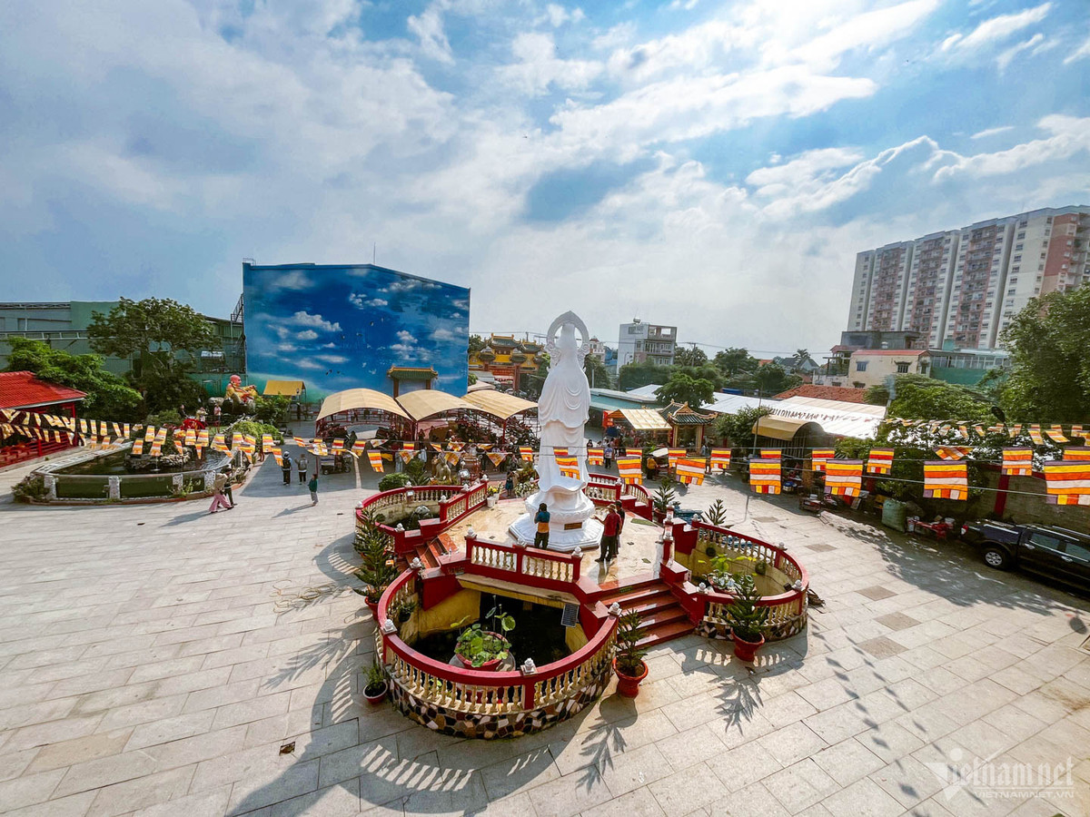 Tuong Phat bon mat o TP.HCM hut ngan nguoi toi chiem bai, cau may-Hinh-4