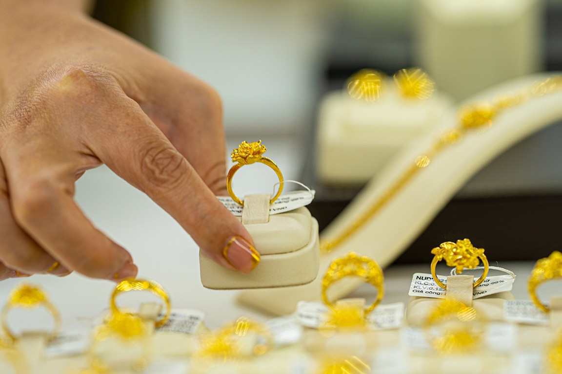 Mua vang cat ket, vo chong moi cuoi lai gan 4 trieu dong/luong