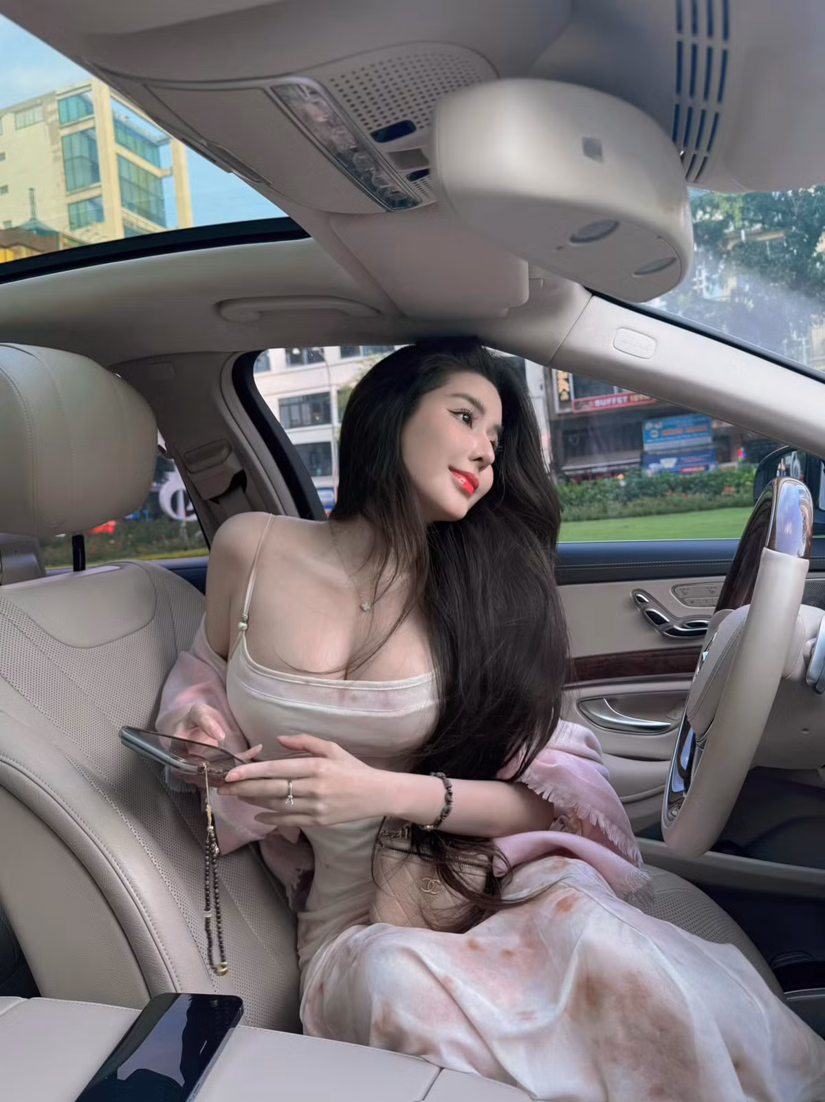 Hot girl 10X vao vai tai xe, buong mot cau cuc ngot khien fan nam-Hinh-3