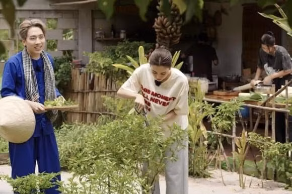 Hoa hậu Tiểu Vy bị học trò Trường Giang tố mượn quần không trả ảnh 1