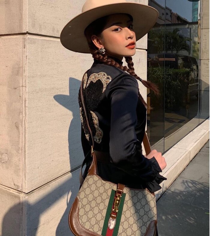 Chất liệu da và màu sắc da bò của phụ kiện túi xách và mũ trong set đồ của mỹ nhân sinh năm 1993