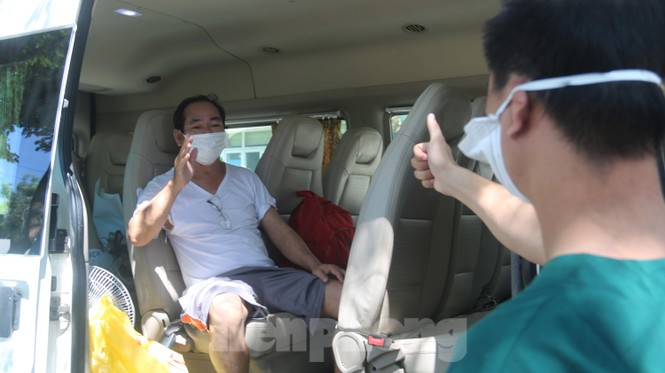##s###Y bác sĩ tiễn bệnh nhân ra tận xe và căn dặn bệnh nhân về nhà tự cách ly và theo dõi sức khoẻ. 