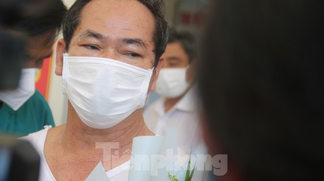 ##s###Bệnh nhân 936, tuổi 56, trú phường Bình Thuận, quận Hải Châu, Đà Nẵng. Trước đó, ông điều trị bệnh tim tại Bệnh viện Đà Nẵng, sau đó được xác định mắc COVID-19 vào ngày 15/8. Bệnh nhân được chuyển lên Bệnh viện dã chiến Hòa Vang chữa trị cho đến sáng nay (23/9) được xuất viện. 