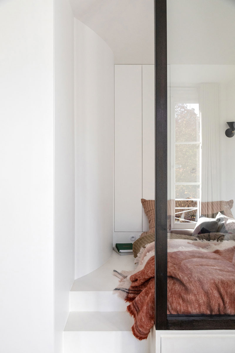 Phòng ngủ nhỏ xinh nằm tại một góc trong căn hộ, được tách biệt với các không gian sinh hoạt khác bằng vách ngăn kính. Nhờ vậy mà ánh sáng tự nhiên từ cửa sổ vẫn có thể chiếu đến không gian nghỉ ngơi này. Đồng thời, vách ngăn kính cũng đem tới cảm giác an tâm, bình yên cho người dùng để đi vào giấc ngủ mỗi ngày.