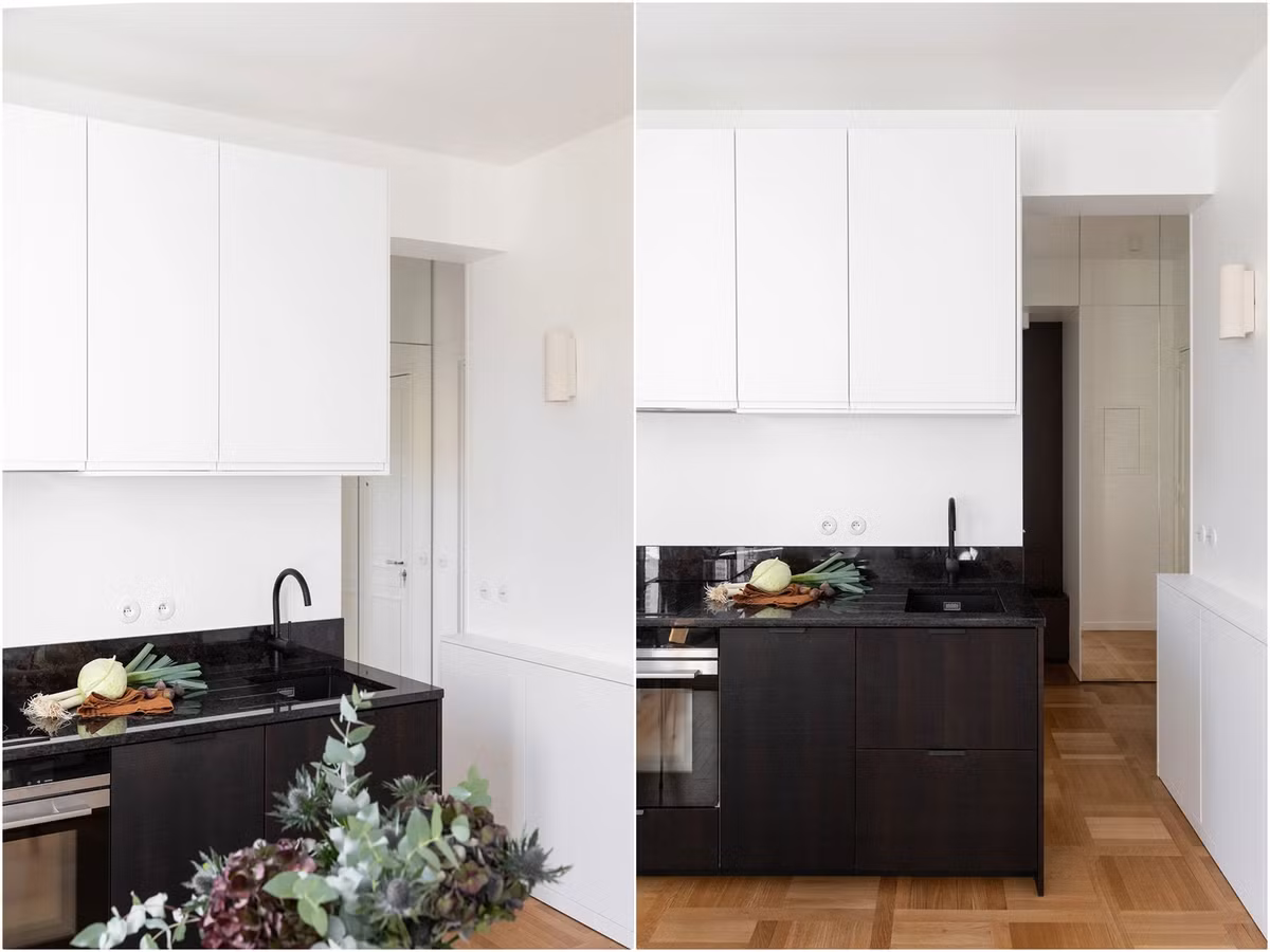 Sẽ không ngoa nếu chúng ta nói khu vực nhà bếp chính là điểm nhấn thiết kế ấn tượng nhất trong căn hộ nhỏ này. Sự kết hợp độc đáo giữa dãy tủ bếp đen và trắng tạo ra nét thú vị trong quá trình sử dụng nhà bếp. Bên cạnh đó, thiết kế nhà bếp cũng được đánh giá rất cao vì sự thông minh và tiện lợi.