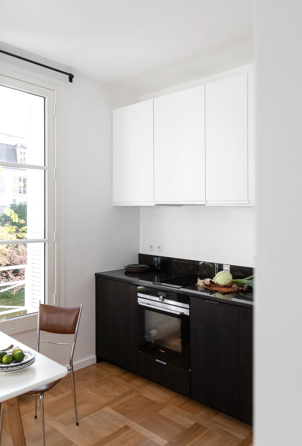 Khác với các mẫu tủ bếp bạn thường thấy, tủ bếp của Linn được giấu tay nắm khá khéo léo. Việc tạo ra một bề mặt phẳng như thế này luôn có hiệu quả tích cực trong việc tạo hiệu ứng thị giác trông rộng rãi và thoáng hơn. Nếu để ý, bạn sẽ thấy nhờ thiết kế đơn giản mà dãy tủ bếp có thể đem đến một không gian lưu trữ không nhỏ cho người dùng.