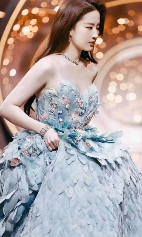 Ngoài lợi thế xương thì khí chất của Lưu Diệc Phi cũng là một phần quan trọng làm nên vẻ đẹp của cô. Dù là trên thảm đỏ hay đời thường, cô luôn toát lên sức hút trưởng thành và thanh lịch. Phong thái của cô ấy đàng hoàng, tự tin và dịu dàng, bộc lộ trong lời nói và khí chất khiến mọi người không thể rời mắt.