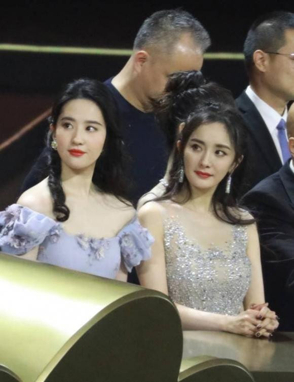 Về tổng thể, Lưu Diệc Phi toát lên vẻ đẹp xuất chúng với vẻ ngoài bằng xương bằng thịt độc đáo và khí chất nổi bật. Ngoại hình và khí chất có thể giúp cô tỏa sáng dù đang ở giai đoạn nào của tuổi tác.