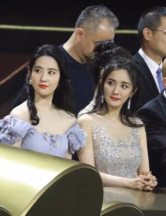 Về tổng thể, Lưu Diệc Phi toát lên vẻ đẹp xuất chúng với vẻ ngoài bằng xương bằng thịt độc đáo và khí chất nổi bật. Ngoại hình và khí chất có thể giúp cô tỏa sáng dù đang ở giai đoạn nào của tuổi tác.