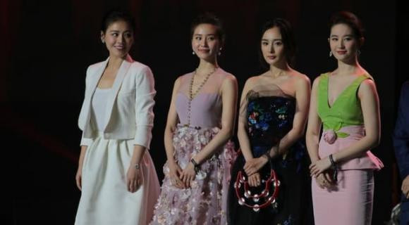 Lưu Diệc Phi luôn tỏa ra khí chất nổi bật dù đứng chung khung hình với các mỹ nhân hàng đầu Hoa ngữ như Dương Mịch hay Lưu Thi Thi. Vẻ đẹp của Lưu Diệc Phi không chỉ ở bên ngoài mà còn toát lên từ bên trong. Sự kết hợp hoàn hảo giữa vẻ đẹp và khí chất khiến cô trở thành một trong những ngôi sao nữ có địa vị cao trong làng giải trí. Dù chụp ảnh tập thể hay chụp một mình, cô nàng luôn là tâm điểm và thu hút sự chú ý của mọi người.