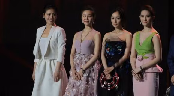 Lưu Diệc Phi luôn tỏa ra khí chất nổi bật dù đứng chung khung hình với các mỹ nhân hàng đầu Hoa ngữ như Dương Mịch hay Lưu Thi Thi. Vẻ đẹp của Lưu Diệc Phi không chỉ ở bên ngoài mà còn toát lên từ bên trong. Sự kết hợp hoàn hảo giữa vẻ đẹp và khí chất khiến cô trở thành một trong những ngôi sao nữ có địa vị cao trong làng giải trí. Dù chụp ảnh tập thể hay chụp một mình, cô nàng luôn là tâm điểm và thu hút sự chú ý của mọi người.