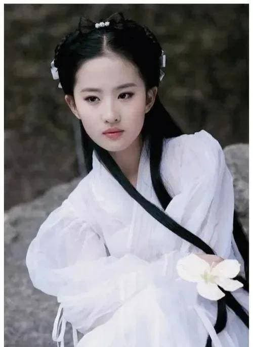 Kiểu xương mặt này không hề phổ biến trong làng giải trí và chính cấu trúc khuôn mặt đặc biệt này đã tạo nên nét đẹp riêng của Lưu Diệc Phi. Phần thịt má của Lưu Diệc Phi ôm sát khuôn mặt mà không có bất kỳ dấu hiệu chảy xệ nào, giúp khuôn mặt cô ấy có đường nét và ba chiều hơn. Cấu trúc khuôn mặt như vậy giúp nữ diễn viên luôn trẻ trung và rạng rỡ ở các giai đoạn tuổi khác nhau.