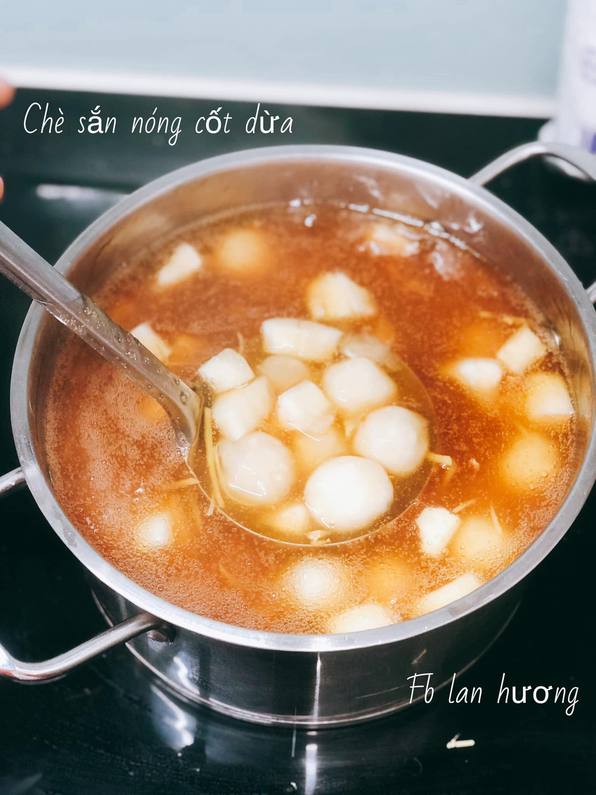 Sắn củ hấp chín, tán nhuyễn mịn để làm viên chè sắn dẻo dai