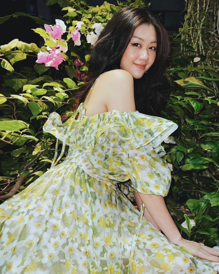 Người đẹp sinh năm 1990 cũng có phong cách thời trang nổi bật.