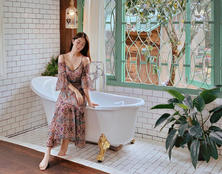 Thiết kế váy dài đủ duyên dáng cùng kiểu hai dây nhẹ nhàng.