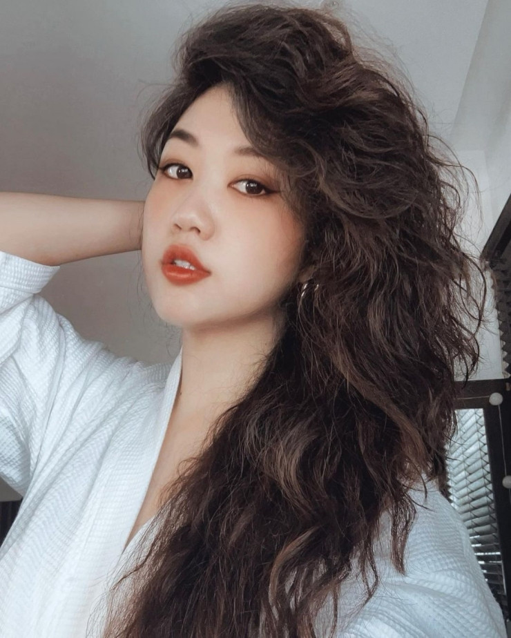 Đời thường, Nam Phương có lựa chọn trang phục nữ tính, thoải mái.