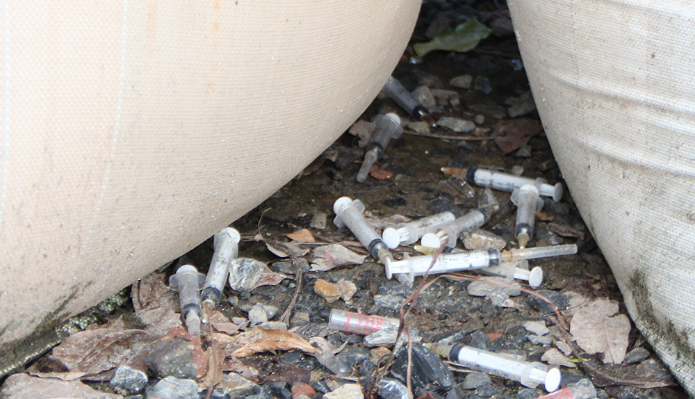Bị bỏ hoang, vắng người qua lại, nơi đây trở thành điểm tiêm chích ma túy. Những kim tiêm vứt bừa bãi khiến nhiều người không khỏi rùng mình.