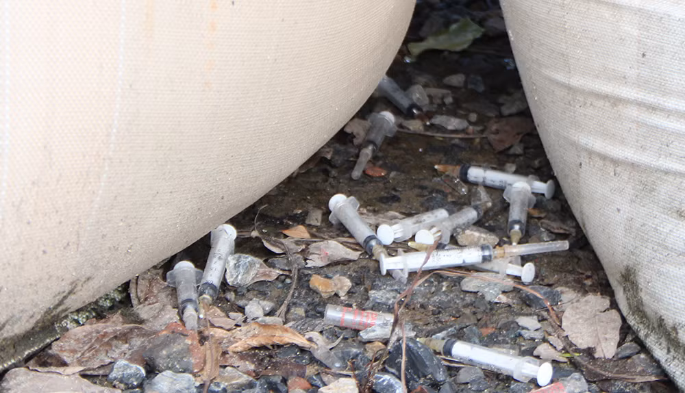 Bị bỏ hoang, vắng người qua lại, nơi đây trở thành điểm tiêm chích ma túy. Những kim tiêm vứt bừa bãi khiến nhiều người không khỏi rùng mình.