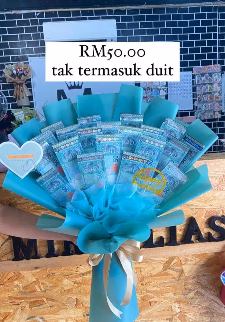 Khách hàng "bỏ bom" vì phát hiện bó hoa tiền bị tính cả phần tiền mặt ảnh 1