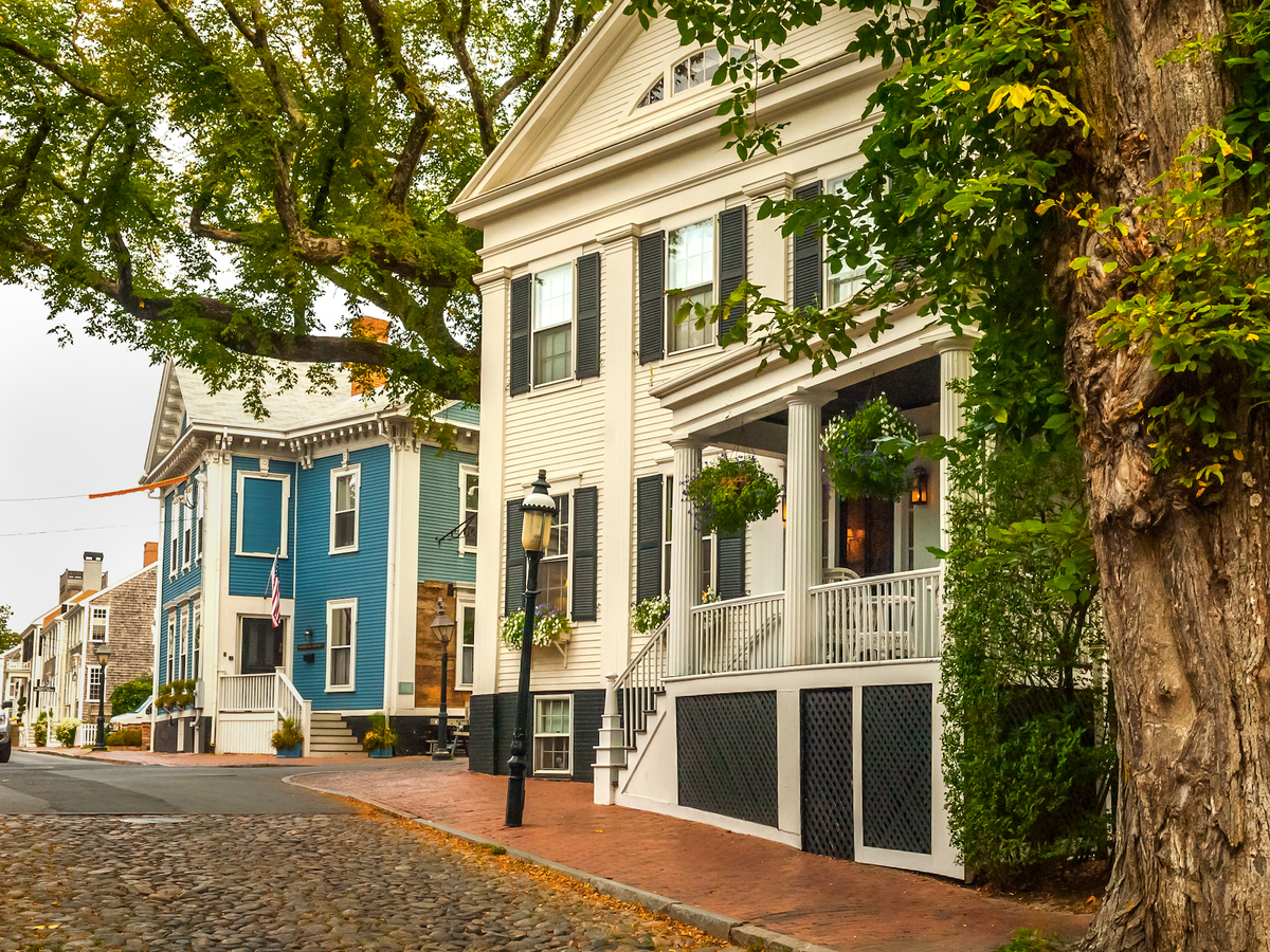  Main Street, Nantucket, Massachusetts: Đảo Nantucket nổi tiếng với biển và lịch sử săn bắt cá voi. Đây cũng là nơi có một trong những Main Street ("Phố Chính") đẹp nhất và được bảo tồn tốt nhất ở Mỹ. Hòn đảo nhỏ bé Nantucket mang đậm kiến trúc thế kỷ 17-19 với những tòa nhà nổi bật nhất nằm dọc con phố này. Đó là các biệt thự thời Phục hưng Hy Lạp nhìn ra con đường rải sỏi và vỉa hè rợp bóng cây. Ảnh: John Santoro.