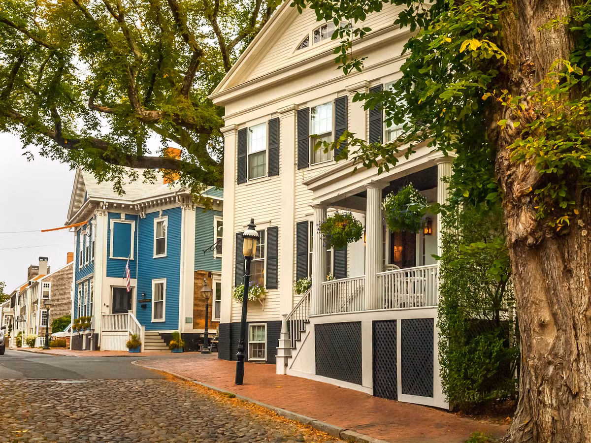  Main Street, Nantucket, Massachusetts: Đảo Nantucket nổi tiếng với biển và lịch sử săn bắt cá voi. Đây cũng là nơi có một trong những Main Street ("Phố Chính") đẹp nhất và được bảo tồn tốt nhất ở Mỹ. Hòn đảo nhỏ bé Nantucket mang đậm kiến trúc thế kỷ 17-19 với những tòa nhà nổi bật nhất nằm dọc con phố này. Đó là các biệt thự thời Phục hưng Hy Lạp nhìn ra con đường rải sỏi và vỉa hè rợp bóng cây. Ảnh: John Santoro.