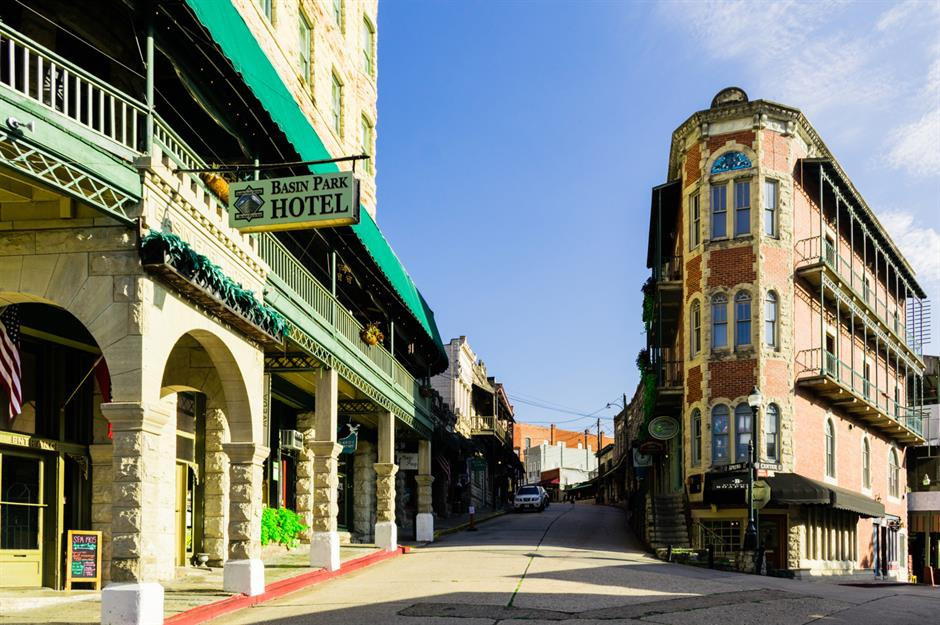  Spring Street, Eureka Springs, Arkansas: Một số đường phố nhảy múa cùng nhau trong thị trấn spa thời Victoria này, nằm trong Danh sách Địa điểm Lịch sử Quốc gia nói chung. Đường Chính của nó vượt qua địa hình đồi núi trước khi tách ra để tạo thành Đường Trung tâm và Đường Mùa xuân. Tòa nhà thứ hai, dốc lên phía trên, đặc biệt hấp dẫn nhờ các tòa nhà lịch sử và nội tuyến ấn tượng như Khách sạn Basin Park bằng đá vôi (trong ảnh). Ném mình trong bối cảnh Dãy núi Ozark và khung cảnh hoàn hảo như bức tranh đã hoàn thành. Ảnh: Rjjones.