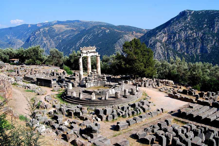Theo "Tạp chí Di sản", di chỉ khảo cổ Delphi nằm ở thị trấn Delphi, vùng núi Pho-cis (nay thuộc vùng Boeotia và Phthiotia), miền Trung Hy Lạp, được mệnh danh là “cái rốn của vũ trụ”. Năm 1987, UNESCO công nhận Di chỉ khảo cổ Delphi của Hy Lạp là Di sản Văn hóa Thế giới.
