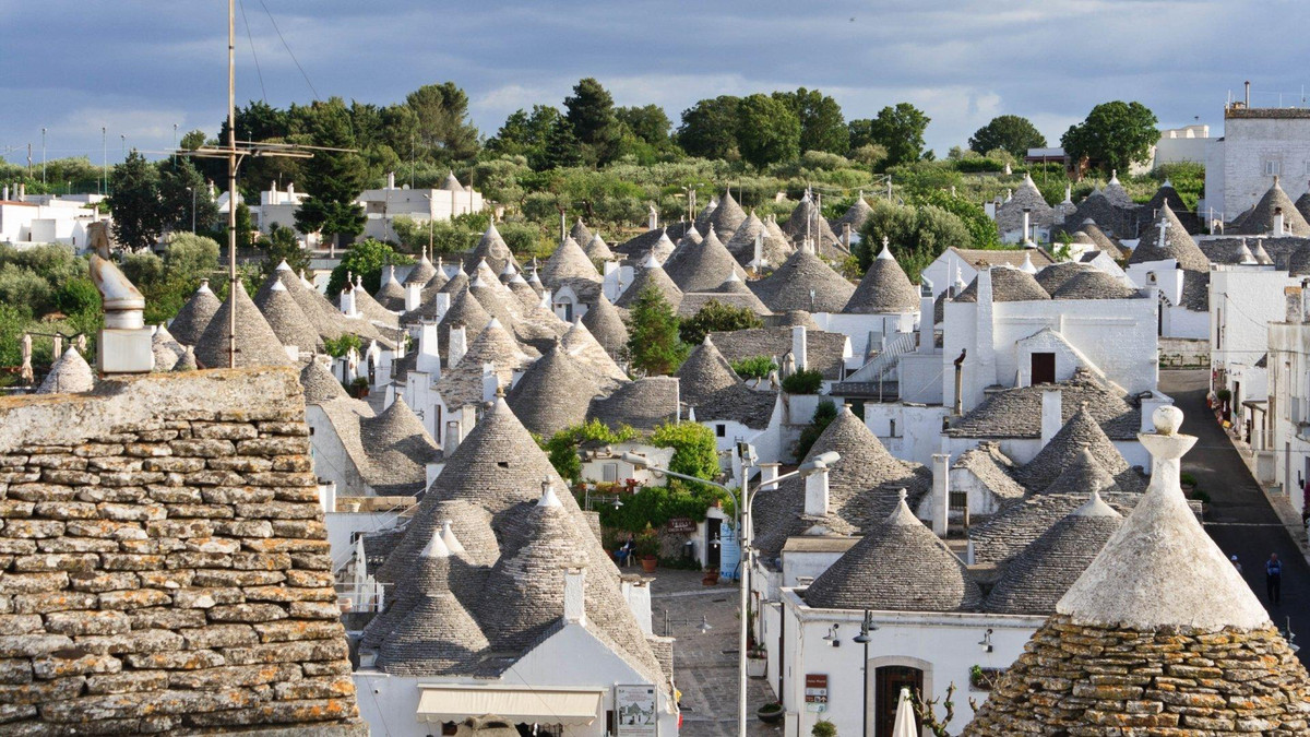  Alberobello, Italy: Những ngôi nhà quét vôi trắng có mái hình nón trông như thể nơi trú ngụ của các sinh vật huyền thoại trong tiểu thuyết. Đây là kiểu nhà trulli truyền thống có nhiều ở thị trấn Albarello, vùng Puglia, miền Nam Italy. Trulli được làm từ đá vôi địa phương bằng kỹ thuật xây dựng thời tiền sử. Những ngôi nhà cổ nhất có niên đại từ thế kỷ 14. Ảnh: Wallpaper Cave.