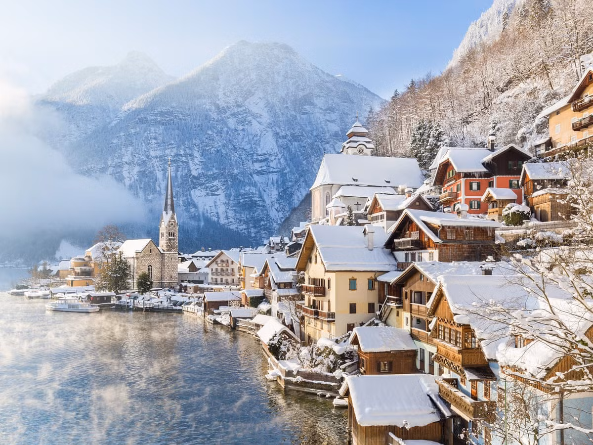  Hallstatt, Áo: Trông như một tấm bưu thiếp, ngôi làng Hallstatt được ôm ấp bởi các đỉnh núi và những đám mây thấp bao quanh. Nằm ở vùng núi Salzkammergut, lịch sử lâu đời của Hallstatt khởi đầu với việc người địa phương phát hiện ra các mỏ muối trong vùng vào thời tiền sử, khoảng năm 4.000 trước Công nguyên. Ngày nay, phần lớn kiến trúc có niên đại từ thế kỷ 16. Ảnh: Jakob Radlgruber.