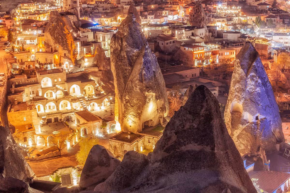  Goreme, Thổ Nhĩ Kỳ: Lấp lánh như một hộp đá quý vào ban đêm, các ngôi nhà ẩn nấp trong hang động của Goreme mang đến du khách cảm giác kỳ diệu. Khu định cư này được UNESCO công nhận là Di sản Thế giới vào năm 1985. Các cộng đồng nhỏ ở địa phương bắt đầu tạo ra không gian sinh hoạt trong vách đá từ thế kỷ 4. Nhiều nhà thờ đẽo từ hang động được trang trí công phu từ thế kỷ 10-12 và chứa đầy các bức tranh. Ảnh: ver0nicka.