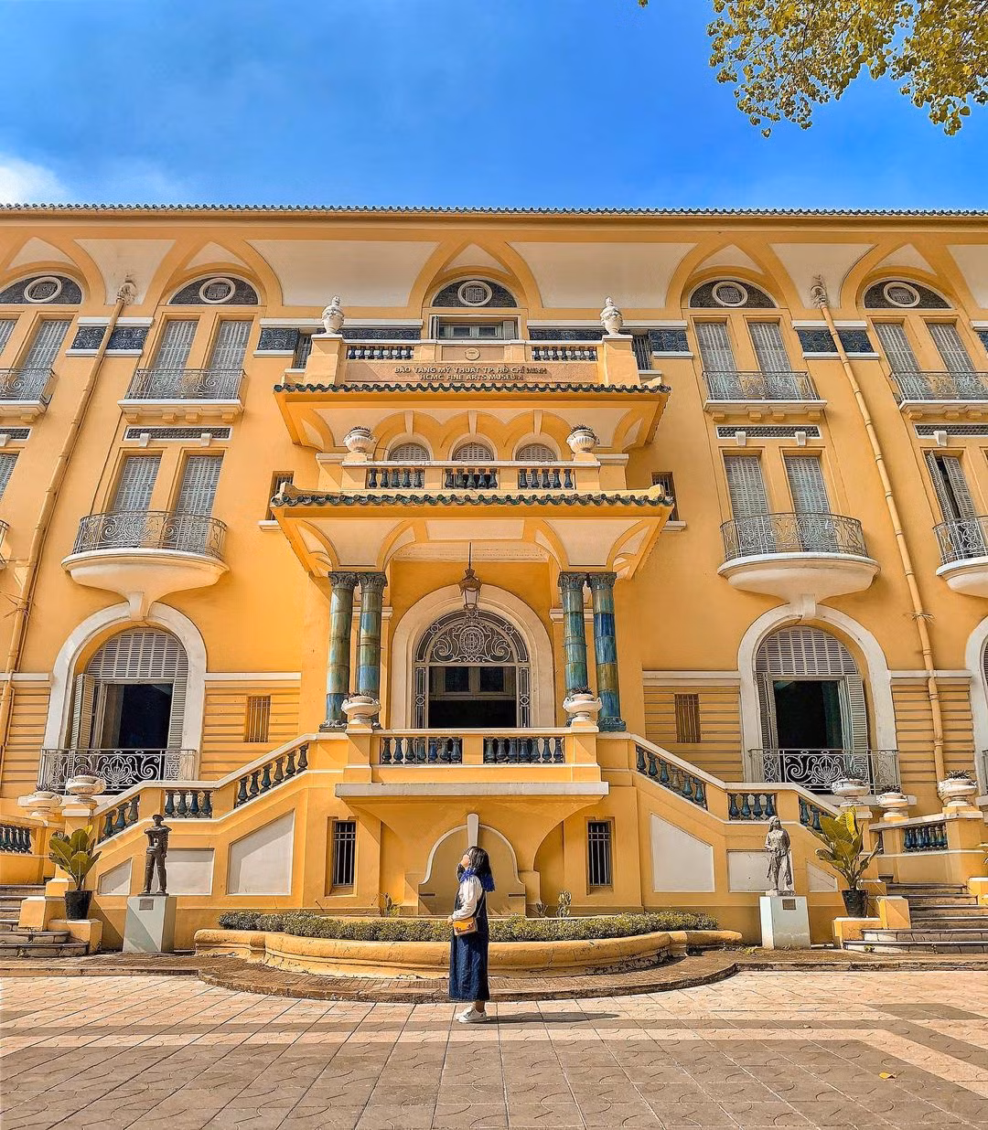 Năm 2012, Bảo tàng Mỹ thuật TP.HCM được xếp hạng di tích kiến trúc nghệ thuật cấp thành phố. Theo thông tin giới thiệu bảo tàng, tòa nhà bảo tàng được xây dựng theo phong cách kiến trúc Pháp cuối thế kỷ 19, đầu thế kỷ 20, kết hợp hài hòa kiến trúc phương Đông. Ảnh: Hothuytieen.