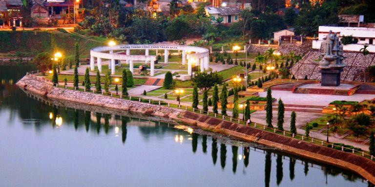 Nguyễn Thái Học sinh năm 1904 tại làng Thổ Tang, tổng Lương Điền, phủ Vĩnh Tường (nay là xã Thổ Tang, huyện Vĩnh Tường, tỉnh Vĩnh Phúc). Xuất thân trong gia đình nông dân nho học, thuở nhỏ, ông được bố mẹ cho theo học chữ Hán rồi lên Vĩnh Yên học chữ Pháp, sau đó học trường cao đẳng thương mại ở Hà Nội. Trước nỗi nhục của người dân mất nước, ông quyết tâm đánh đuổi thực dân Pháp.