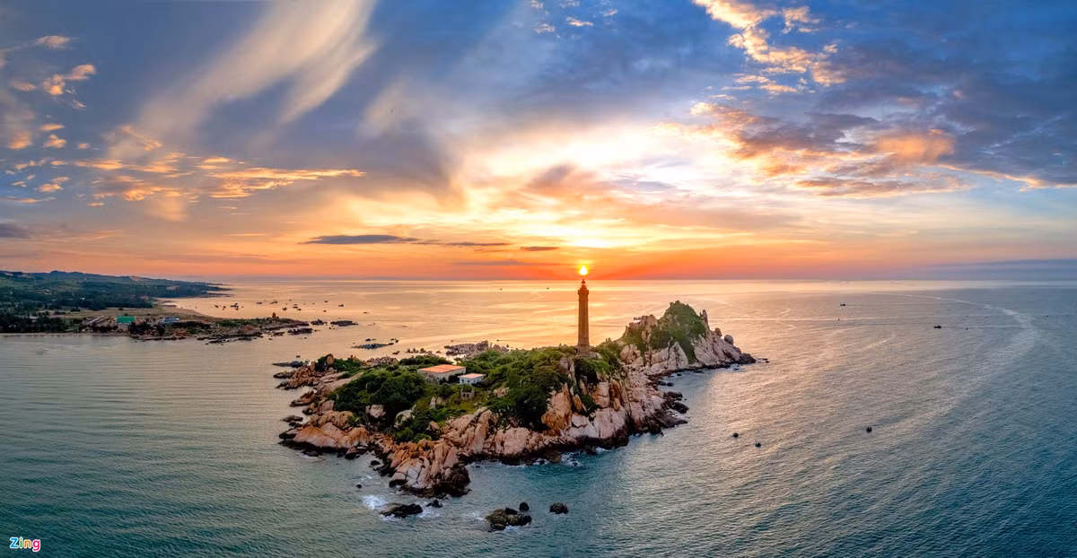 Du khách đến Hàm Thuận Nam, Bình Thuận, có thể di chuyển bằng ca nô ra đảo Kê Gà hoang sơ để khám phá. Đây là nơi có ngọn hải đăng lâu đời nhất Đông Nam Á, được xây từ năm 1897. Công trình cũng được trung tâm sách kỷ lục Việt Nam xác nhận là ngọn hải đăng cao nhất nước (65 m) với gần 200 bậc thang.