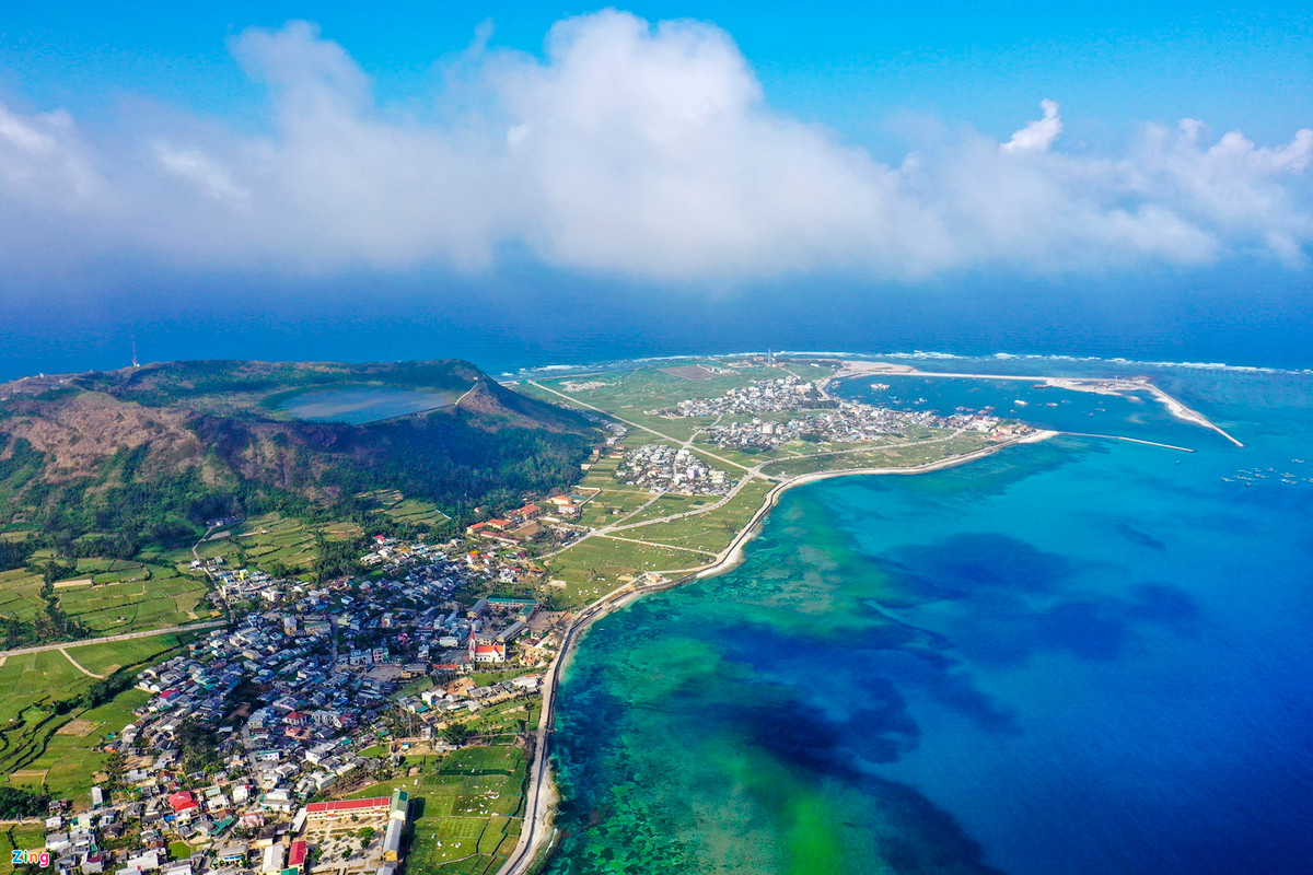 Được hình thành dưới sự kiến tạo địa chấn với núi lửa phun trào từ hàng triệu năm trước, đảo Lý Sơn gây ấn tượng với nhiều cảnh quan đẹp lạ. Năm 1898, chính quyền tỉnh Quảng Ngãi đã chỉ đạo làm hồ chứa nước trên đỉnh Thới Lới ở đảo. Miệng núi lửa như lòng chảo tại đây được xây dựng thành hồ trữ nước ngọt để phục vụ sinh hoạt sản xuất cho người dân địa phương. Khoảng tháng 3-8 hàng năm là thời điểm mùa khô, trời ít mưa và nắng nhiều, phù hợp cho bạn xách vali đến khám phá hòn đảo này.