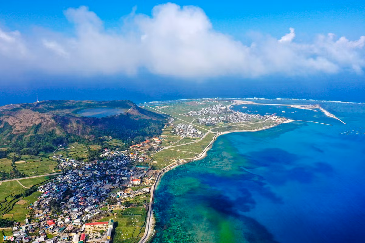 Được hình thành dưới sự kiến tạo địa chấn với núi lửa phun trào từ hàng triệu năm trước, đảo Lý Sơn gây ấn tượng với nhiều cảnh quan đẹp lạ. Năm 1898, chính quyền tỉnh Quảng Ngãi đã chỉ đạo làm hồ chứa nước trên đỉnh Thới Lới ở đảo. Miệng núi lửa như lòng chảo tại đây được xây dựng thành hồ trữ nước ngọt để phục vụ sinh hoạt sản xuất cho người dân địa phương. Khoảng tháng 3-8 hàng năm là thời điểm mùa khô, trời ít mưa và nắng nhiều, phù hợp cho bạn xách vali đến khám phá hòn đảo này.