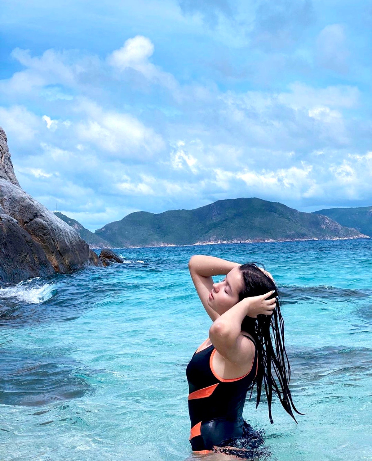 Côn Đảo nằm ở phía đông nam của vùng biển Việt Nam. Nơi đây tập hợp 16 hòn đảo lớn, nhỏ với những nét đẹp riêng. Đảo Côn Sơn (hay Côn Lôn) là đảo lớn nhất. Từ tháng 3-9 là thời điểm thuận lợi để đi du lịch Côn Đảo. Hầu hết thời gian này ánh nắng chan hòa thích hợp cho hoạt động tham quan trên biển, lặn ngắm san hô. Đây cũng là dịp lý tưởng để du khách ngắm mùa vích (rùa biển) lên bờ đẻ trứng. Ảnh: Dasha.sh05.