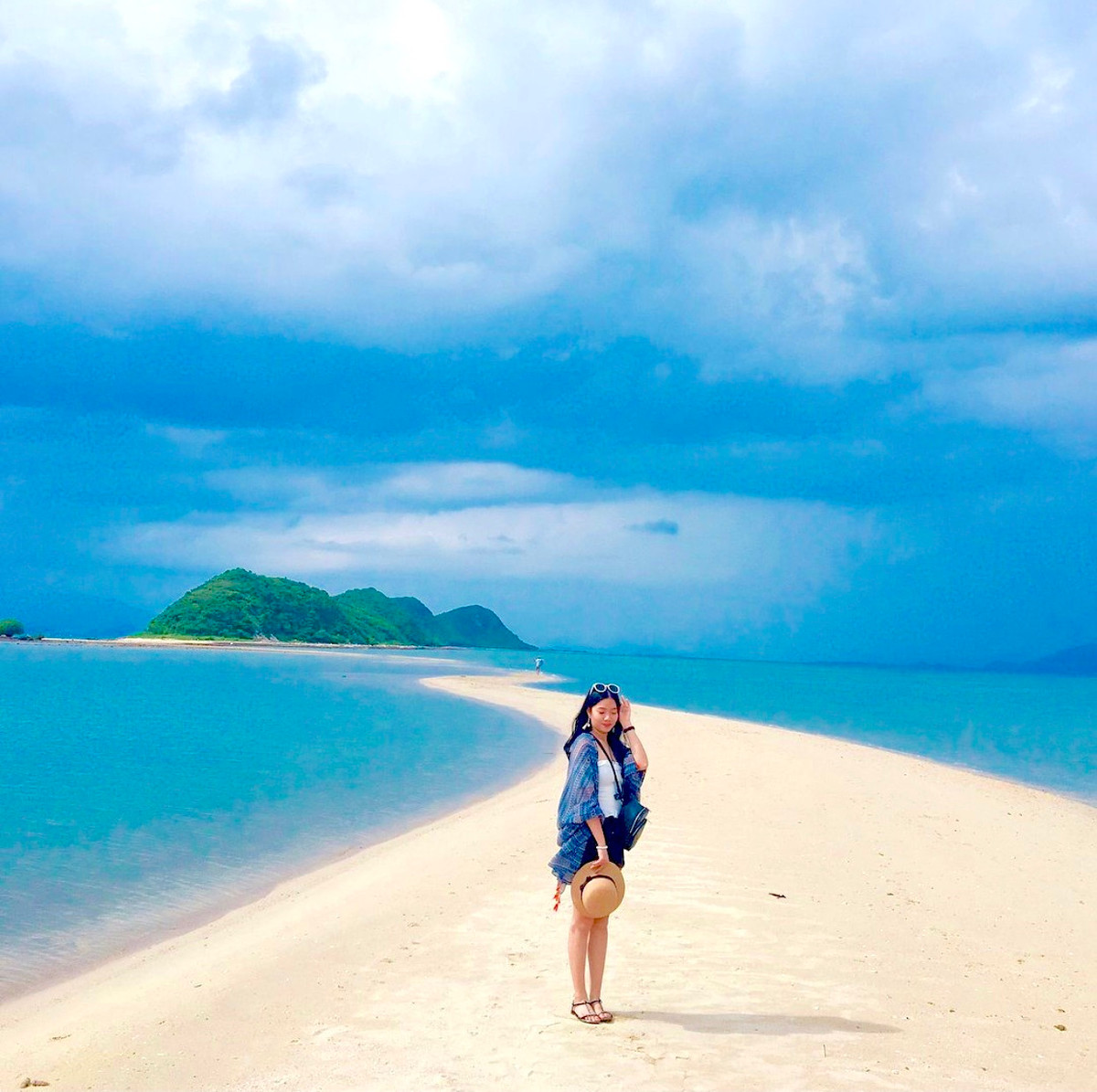 Đảo Điệp Sơn nằm trong vùng biển vịnh Vân Phong, tỉnh Khánh Hoà. Những năm gần đây, hòn đảo này trở thành điểm du lịch mới mẻ, hút du khách tới check-in nhờ sở hữu con đường cát trắng độc đáo như tách đôi mặt biển, xuất hiện khi thủy triều rút. Con đường đi bộ giữa biển ở đảo Điệp Sơn dài khoảng 700 m, được xem là “độc nhất vô nhị” ở Việt Nam.