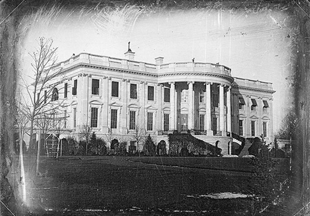 James Hoban là kiến trúc sư người Mỹ - Ireland. Năm 1791, Tổng thống Mỹ đầu tiên George Washington chọn địa điểm xây Nhà Trắng. Một năm sau, bản thiết kế của James Hoban được lựa chọn.