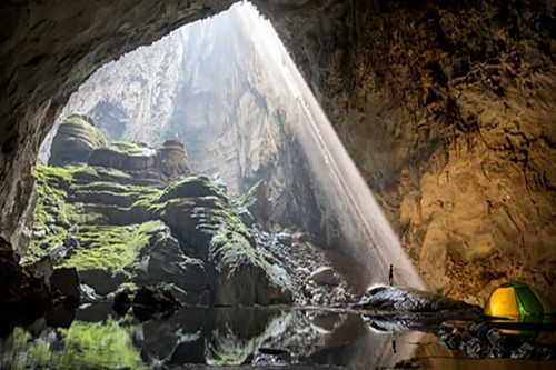 Hang Sơn Đoòng nằm trong hệ thống hang động Phong Nha - Kẻ Bàng (Quảng Bình). Đây là hang động tự nhiên lớn nhất thế giới với chiều rộng 150 m, cao hơn 200 m và chiều dài lên đến gần 9 km.