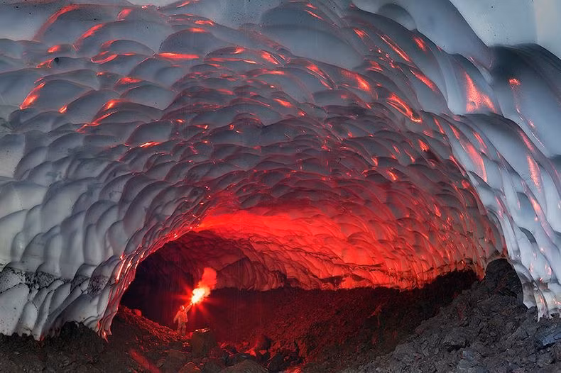 Động băng kỳ lạ này nằm trên bán đảo Kamchatka của Nga với chiều dài gần 1 km, được hình thành do dòng nước chảy vào mùa xuân dưới cánh đồng băng, ngay bên sườn của ngọn núi lửa Mutnovsky gần đó. Khi ánh mặt trời xuyên qua lớp băng mỏng phía trên, cả hang động như chìm trong khoảng sáng kỳ diệu, nhiều màu sắc.