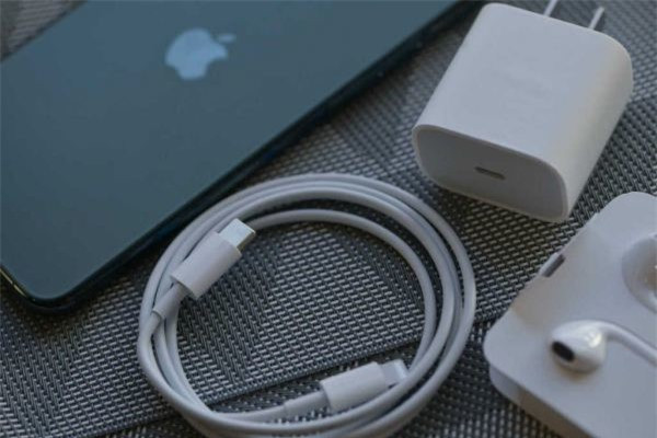 Ly do cac hang dien thoai quyet dinh khong tang kem bo sac