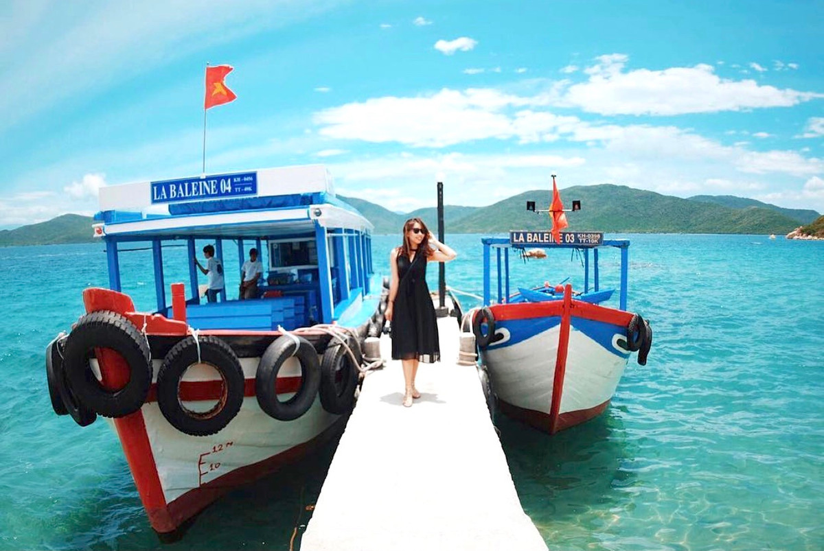 Đảo Cá Voi (hay hòn Ông) là một đảo nhỏ nằm trong vịnh Vân Phong, tỉnh Khánh Hòa. Trên đảo chỉ có một resort duy nhất. Khoảng thời gian ở đây, bạn sẽ được hòa mình vào khung cảnh thiên nhiên hoang sơ, lặn biển, chèo thuyền kayak, khám phá khu rừng nguyên sinh...