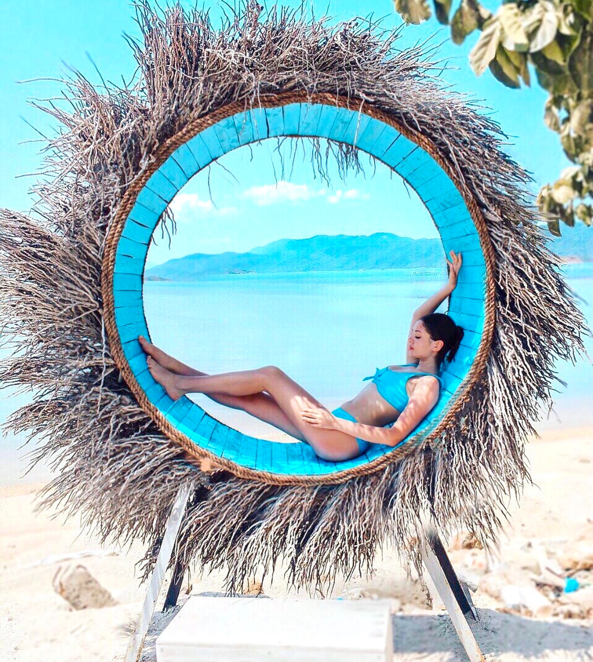 Đảo Khỉ (hay hòn Lao) thuộc vịnh Nha Phu, là một trong những điểm du lịch nổi tiếng của thành phố biển. Nơi đây là ngôi nhà của hơn 1.000 con khỉ hoang dã. Dù sống trong tự nhiên, khỉ trên đảo rất dạn dĩ với người.