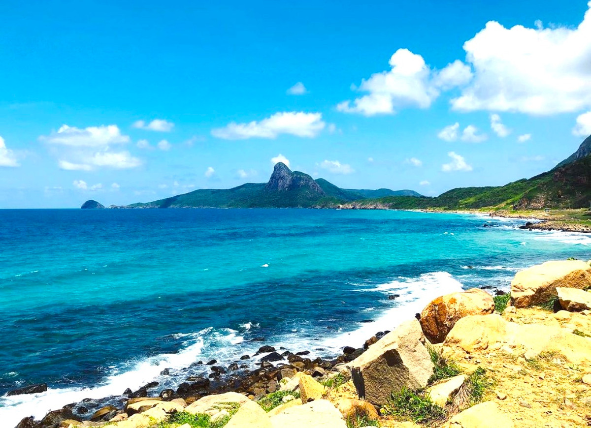 Côn Đảo (Bà Rịa - Vũng Tàu) là điểm đến phù hợp cho chuyến du lịch biển vào hè này. Du khách đến đây có cơ hội khám phá mũi Cá Mập với một bên là vách núi đá cao dựng đứng, một bên là biển rộng bao la, bãi cát trải dài, trắng mịn. Lặn biển ngắm san hô, câu cá, khám phá rừng nguyên sinh... là một số hoạt động thú vị mà bạn có thể trải nghiệm ở nơi này.