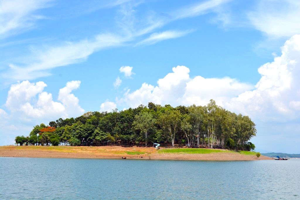 Đảo Chim Ó nằm giữa hồ Trị An (Đồng Nai) hiện lên với vẻ đẹp yên bình, tĩnh lặng. Nơi đây cách TP.HCM khoảng 80 km, phù hợp là điểm đến thư giãn cuối tuần của nhóm bạn. Bạn cũng có thể cắm trại, câu cá, tận hưởng thiên nhiên, khám phá hệ thống động thực vật tại đây.