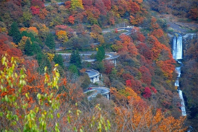 Ngày nay, con đường cũ được mở cửa cho giao thông một chiều, chỉ đi xuống và bao gồm một khoảng sân dừng để người ta có thể ngắm hai thác nước tuyệt đẹp gần đó. Trong khi con đường mới hơn chỉ mở cửa cho giao thông một chiều, chỉ đi lên đến tận cao nguyên Akechidaira, gần đỉnh đầu con đường.