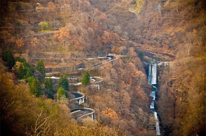 Cao nguyên mang đến một tầng quan sát lí tưởng, hướng nhìn ra thung lũng bên dưới và con đường Irohazaka uốn lượn quanh co. Nhiều du khách viếng thăm khu vực này thường ngồi trên một chiếc cáp thang máy đặt ở bãi đậu xe của cao nguyên Akechidaira và chỉ mất ba phút là đến bậc thềm quan sát quan cảnh ngoạn mục của thung lũng, con đường, ngọn thác Kegon, hồ Chuzenji. Từ cuối tháng 10 đến đầu tháng 11, người ta có thể quan sát sắc thu huyền ảo lướt trên trên con đường quanh co ngoạn Irohazaka.