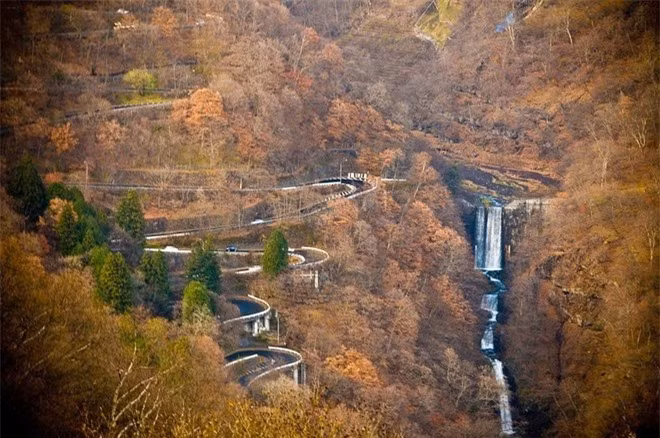 Cao nguyên mang đến một tầng quan sát lí tưởng, hướng nhìn ra thung lũng bên dưới và con đường Irohazaka uốn lượn quanh co. Nhiều du khách viếng thăm khu vực này thường ngồi trên một chiếc cáp thang máy đặt ở bãi đậu xe của cao nguyên Akechidaira và chỉ mất ba phút là đến bậc thềm quan sát quan cảnh ngoạn mục của thung lũng, con đường, ngọn thác Kegon, hồ Chuzenji. Từ cuối tháng 10 đến đầu tháng 11, người ta có thể quan sát sắc thu huyền ảo lướt trên trên con đường quanh co ngoạn Irohazaka.