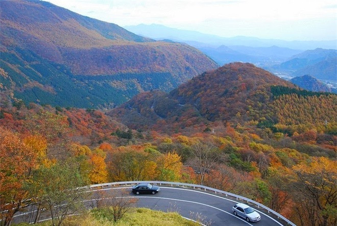 Cung đường Irohazaka quanh co được đặt tên như vậy vì nó bao gồm 48 khúc cua tay áo. Mỗi một khúc cua lần lượt được gắn cho một k‎í tự trong 48 ký tự của bảng chữ cái tiếng Nhật. Con đường hẹp nhiều góc cua đã được hiện đại hóa trong những năm qua , nó được bảo vệ và nâng cấp liên tục nhất là giữ đúng số lượng của các khúc cua.